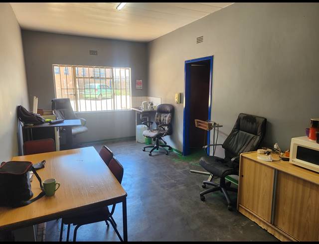 800M² WAREHOUSE TO LET IN WADEVILLE
